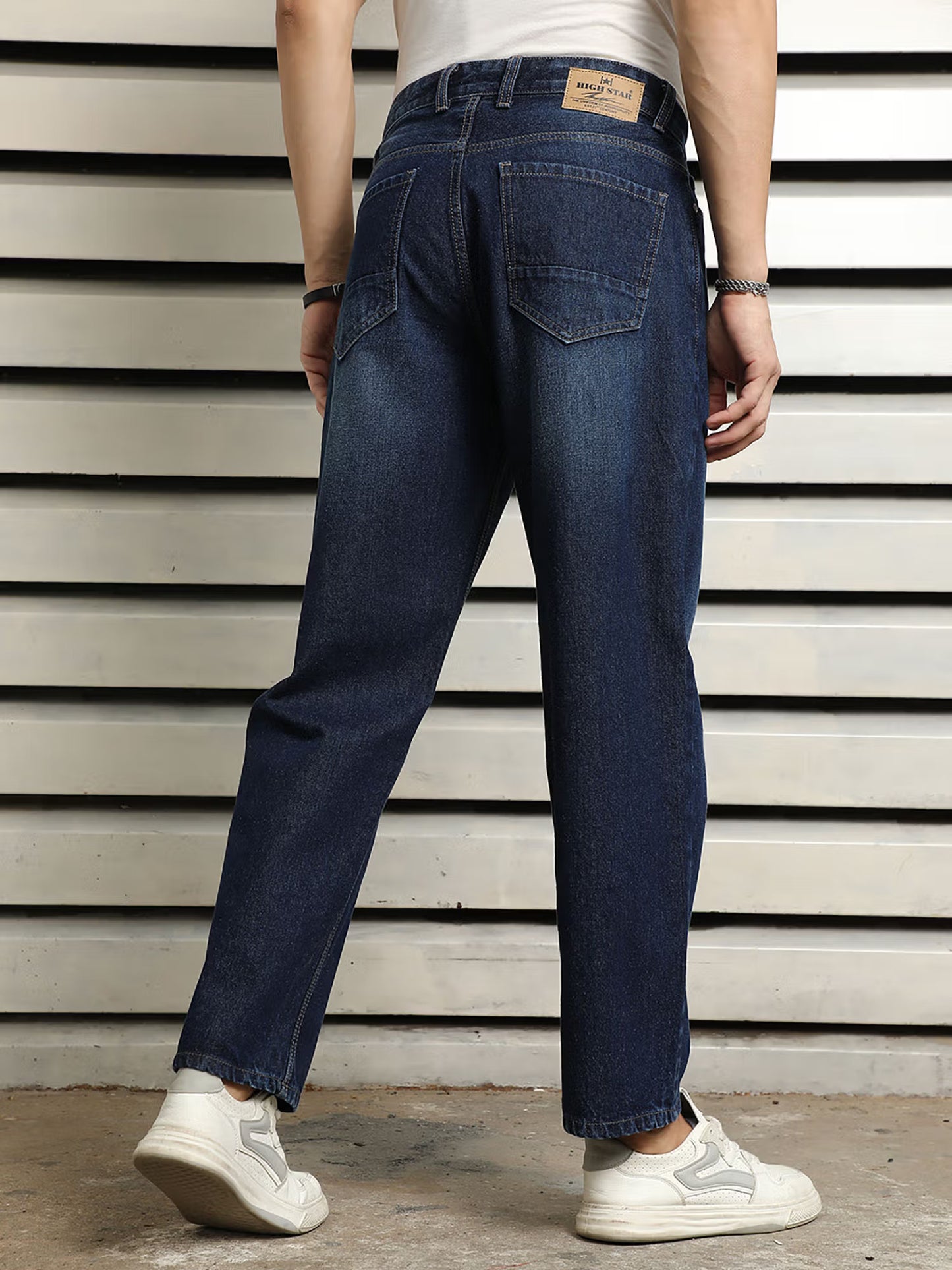 Men Straight Fit Mid Rise Blue Jeans